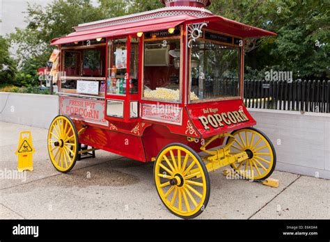 Vendor Popcorn Hi Res Stock Photography And Images Alamy