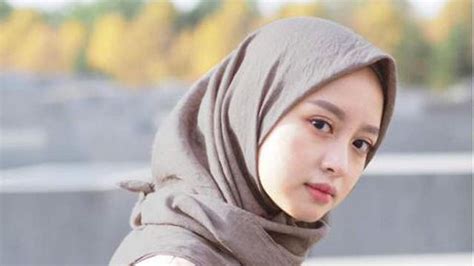 Mungkin kalimat itu bisa menggambarkan potret ini. Hijab Kacamata Wajah Bulat - Jilbab Voal
