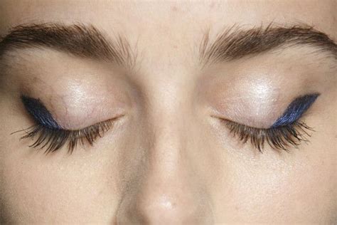 Youve Got To Give This Beauty Trend A Try Navy Eyeliner Navy