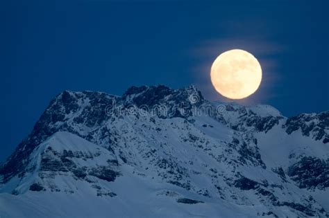 Pleine Lune Se Levant Au Dessus Du Paysage Et Des Montagnes Dhiver
