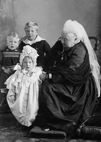 Her dissolute son bertie was impatient to get rid of her so he could be crowned edward vii. Queen Victoria with David, Bertie and Mary | Queen ...
