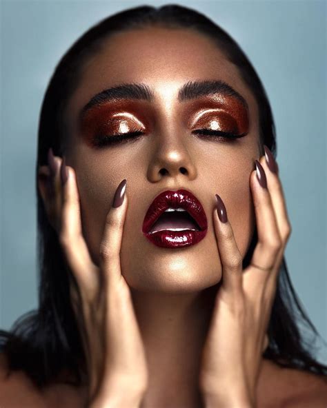Glossy Eye Makeup Red Lipstick Maquiagem Negra Maquiagem Metálica