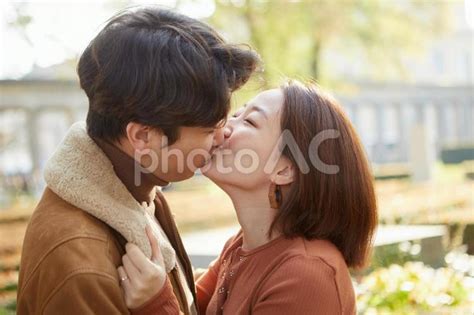 道でキスするカップル2 No 2975330｜写真素材なら「写真ac」無料（フリー）ダウンロードok