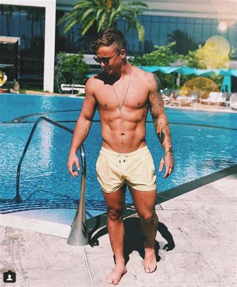 X Factors Sam Callahan Strips Completely Naked For Australian Holiday