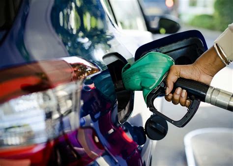 De prijs die men voor een liter benzine moet betalen is afhankelijk van de prijs van een vat ruwe aardolie op de. Oil crash: How will this affect the petrol price in South ...