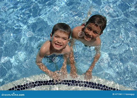Zwei Jungen Im Pool Stockbild Bild Von Frei Leute Aktiv