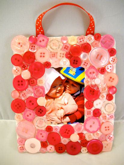 Kreasi bingkai foto dari barang bekas, pigura unik buatan sendiri, pigura unik dan lucu, cara membuat bingkai foto gantung, kreasi bingkai. IFAAAAA: Beragam Kreasi Dari Kancing yang Unik dan Mudah ...