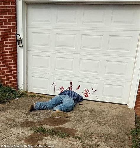 Tennessee Halloween Display Has Neighbors Calling 911 Daily Mail Online