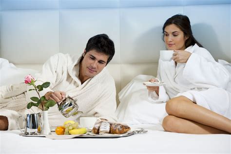 El Desayuno En La Cama Con Tu Pareja Es Un Momento Romántico Que No Te Puedes Perder Pues Hay