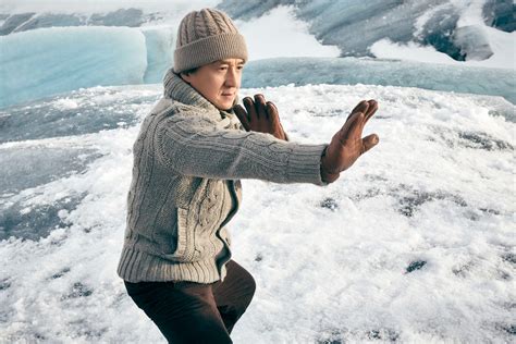 Film, buz dağlarında antik yarıyıldan kalan defineyi ele geçirmek için birbirleriyle çekişme halinde olan iki değişik grubun. It's Rumble in India with Jackie Chan's Kung Fu Yoga - Review
