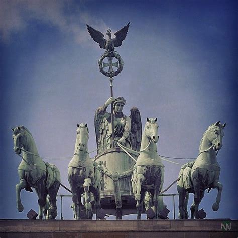 Die quadriga vom brandenburger tor war 7 jahre in paris. Die Quadriga auf dem Brandenburger Tor. The Brandenburg ...