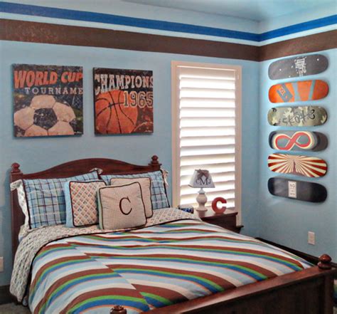 Framing your son's drawings and artworks, team pictures and trophies allows to display them in style and personalize your boy bedroom decor. Sports Themed Children's Rooms and Parties