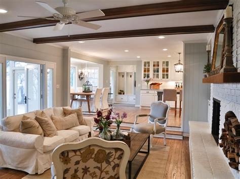 You'd think because she has five kids —and goofball chip gaines as a husband—that this area would be totally chaotic. 50 Rustic Farmhouse Decor Living Room Chip And Joanna ...