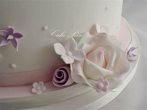 Elegant Round Wedding Cake