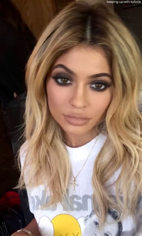 She posted a shot from the campaign to instagram a day prior to showing off her straight hair, and she's wearing a similar shade to her current golden blonde. kylie jenner blonde hair - Αναζήτηση Google | Μπαλαγιάζ ...