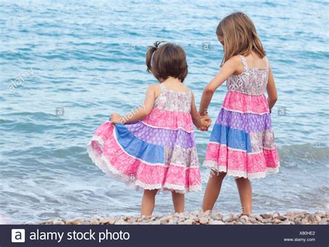 Zwei Schwestern Stehen Am Strand Hand In Hand Stockfoto Bild 280296858 Alamy