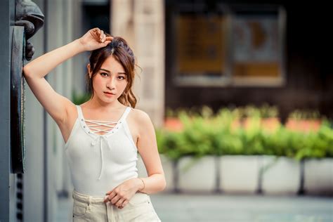 4k Asian Bokeh Pose Singlet Hands Brown Haired Glance Hd Wallpaper Rare Gallery