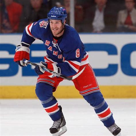 Dans une série d'images, l'ancien joueur de hockey, a cité quelques passages de la chanson hold me while you wait, de lewis capaldi. Brandon Prust Biography 2021