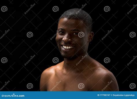 Hombre Negro Desnudo Que Presenta En Estudio Imagen De Archivo Imagen