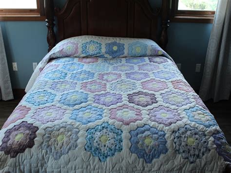 Use any fabric for this flower garden quilt, however of you love florals, the quilt is spilling with sweet country dainties. Pastel Grandmother's Flower Garden Quilt | Hannah's Quilts