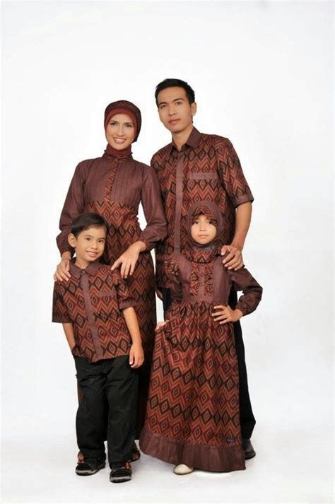 Tentu saja ada beragam jenis batik yang longgar dan tidak membentuk tubuh anda. Busana Muslim Couple Keluarga Ayah Ibu dan Anak | Kebaya ...