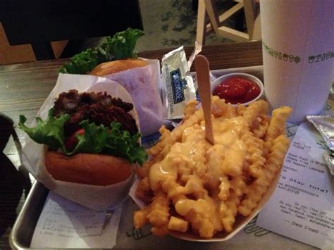 Shake Shack In New York Ny Shake Shack Delicious Burgers French