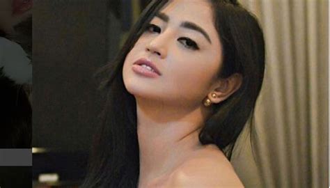 4 artis indonesia yang lekat dengan kesan seksi naviri magazine