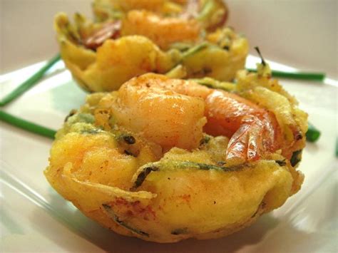 Cucur udang dengan kuah kacang pasti membuka selera kepada sesiapa yang terhidu baunya. Resepi Cucur Udang Rangup Kuah Kacang - Surasmi L