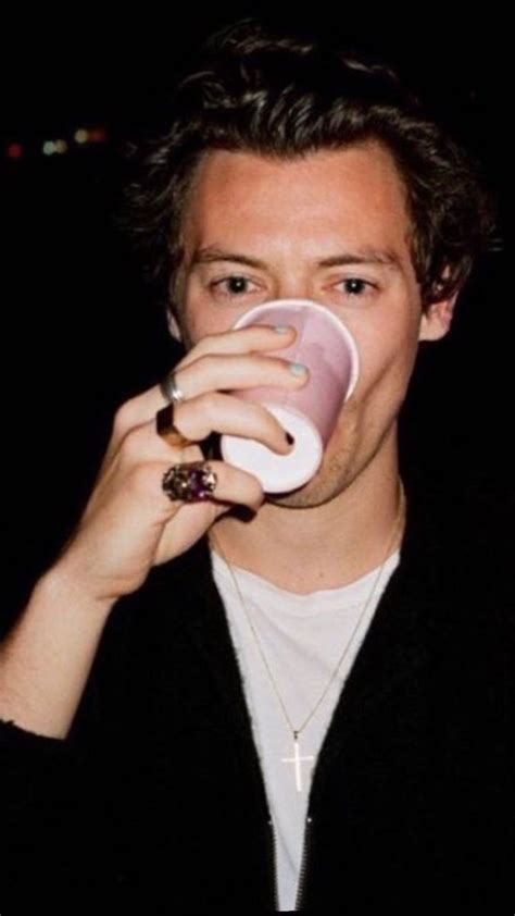 Pin By 🐮𝐊𝐀𝐄𝐘𝐋𝐀🐮 On Barry Styles Harry Styles Okay Gesture Style