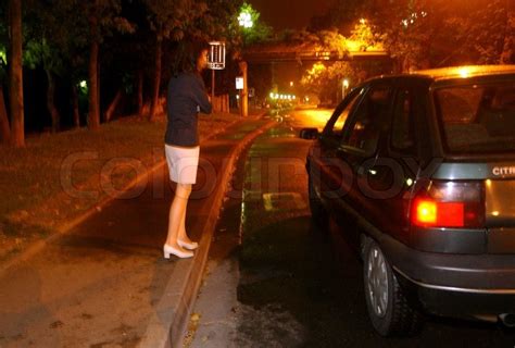 junge prostituierte stehen mit dem auto auf der straße stockfoto colourbox