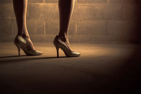 무료 이미지 구두 소녀 여자 바닥 피트 다리 댄스 어둠 검은 콘크리트 인간의 몸 신발류 환대 공연