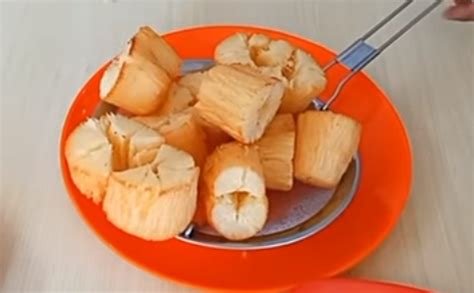 Masukkan cabe, laos, dan daun salam. Resep singkong goreng renyah dan mekar yang mantap rasanya.