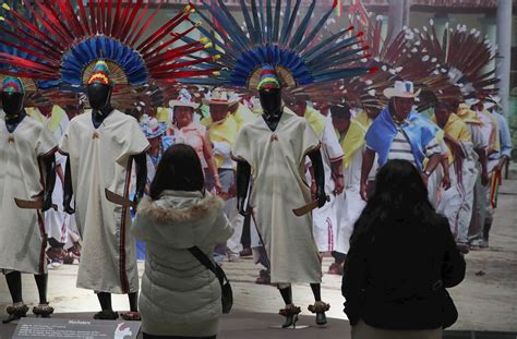 Las Vestimentas De Indígenas De Bolivia Muestran Su Colorido Y