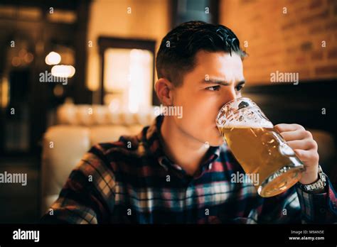 Hombre Bebiendo Cerveza Joven Bebiendo Cerveza Mientras Está Sentado
