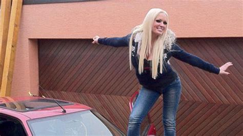 Die weiß mehr als die neue direktorin der dge. Daniela Katzenberger: Ihr Auto wird versteigert ...