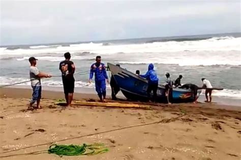 Tim Sar Cari Nelayan Yang Diduga Hilang Di Perairan Santolo Garut