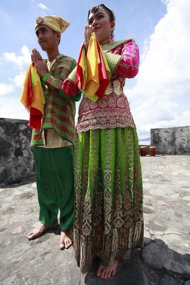 Kemewahan Kesultanan Ternate Dalam Baju Adat Ternate Indonesia Kaya