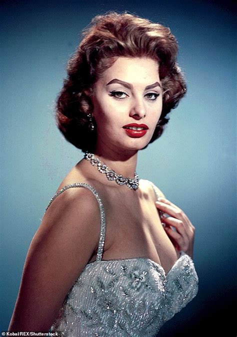 Sophia Loren 84 Looks Fantastic In A Grey Wig On Set Of New Film The