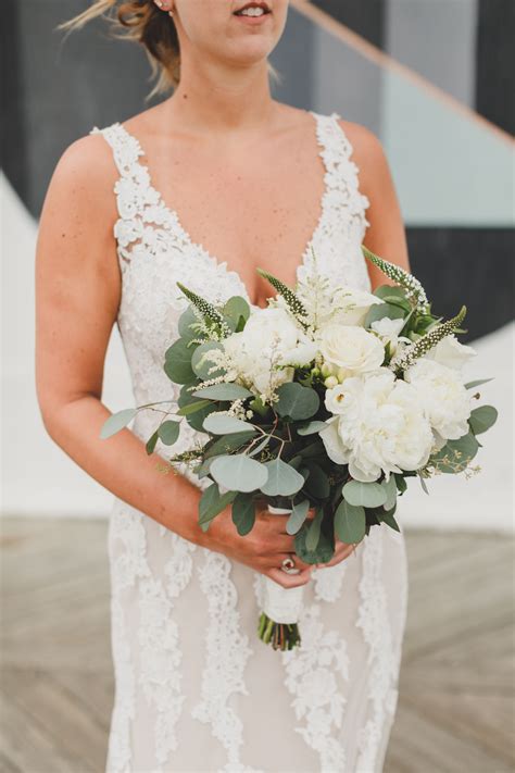white-flowers-wedding-bouquet-white-wedding-flowers,-white-bridal-bouquet,-bride-bouquets-white