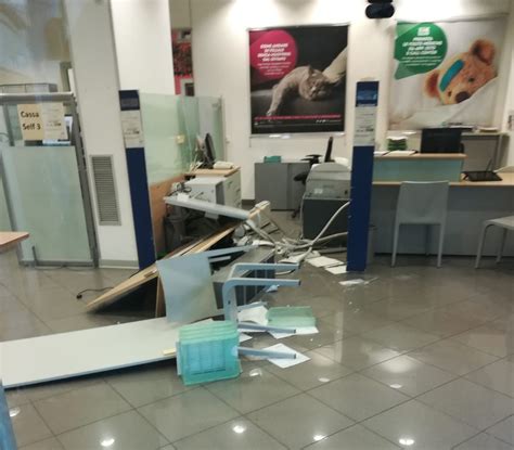 , a new bank with its own legal status and which operates across the four southern regions of campania, puglia, basilicata and calabria. Tentato furto all'istituto Intesa San Paolo di Melito: è ...