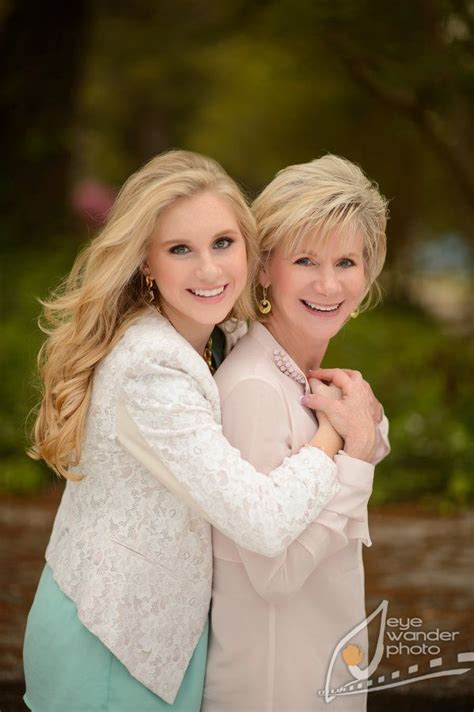 Mother And Daughter High School Senior Photos Mother Daughter Photography Poses Mother