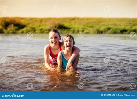 Niñas Bañándose En El Río En El Verano Imagen De Archivo Imagen De