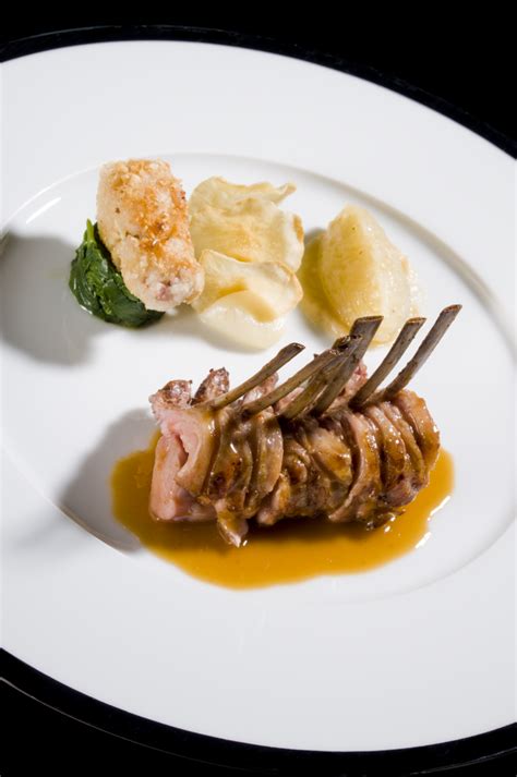 Preparate, prima di tutto, le cicorielle. Carrè d'agnello da latte, animelle in crosta di noci di ...