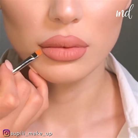 How To Make Your Lips Look Bigger With A Liner Tutorial Video Plump Lips Makeup Bigger Lips