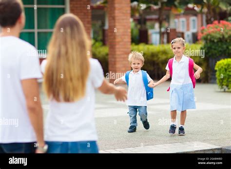 Picking Up Kids School Hi Res Stock Photography And Images Alamy