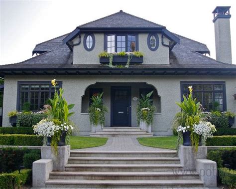 Modern stucco house with interesting details. Pin by Nicole Heath on homedesignstuff | House paint ...