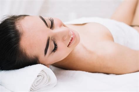 Free Photo Woman Receiving A Relaxing Facial Massage