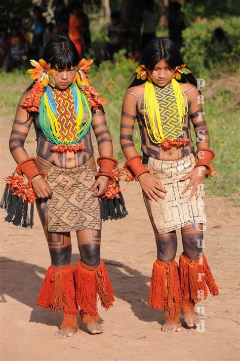 muchachas jóvenes de la tribu karaja amazonas brasil fotografía de personas culturas del