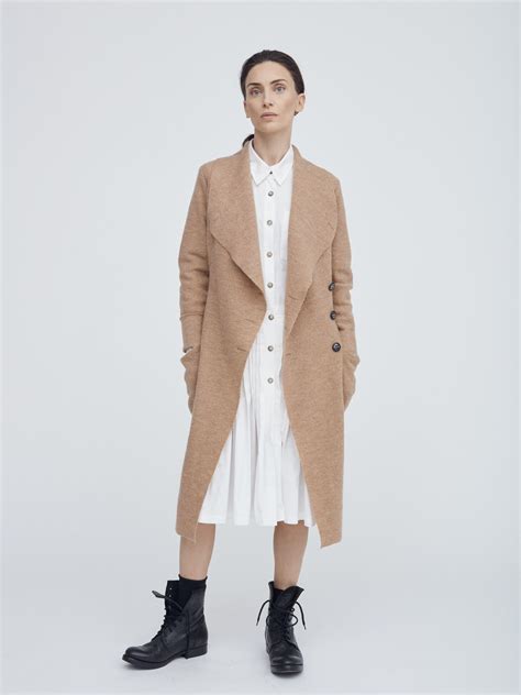 To better show you how magical it for example, you can wear a long black cardigan with a black t shirt and skinny jeans. LONG BOILED-WOOL CARDIGAN - CAMEL - Groa