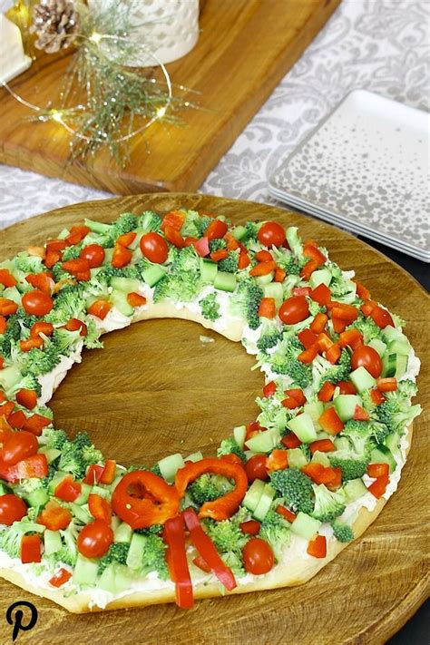 Are you entertaining a bunch of vegetarians this thanksgiving holiday season? Vegetable Pizza Christmas Wreath Appetizer | Christmas wreaths, Christmas appetizers, Holiday ...